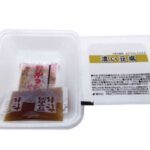 濃い豆腐の冷やっこ （生姜入だし醤油付） セブンイレブン 大豆の濃い味わいの豆腐に生姜の効いたつゆと鰹節を付けた冷やっこセット。