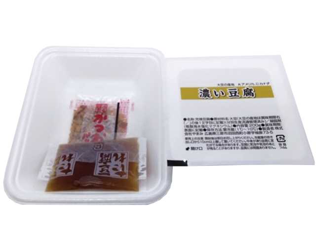 濃い豆腐の冷やっこ （生姜入だし醤油付） セブンイレブン 大豆の濃い味わいの豆腐に生姜の効いたつゆと鰹節を付けた冷やっこセット。