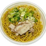 セブンイレブンの旨塩だれのねぎ塩豚カルビ焼そばを比較する。税込価格：540円、カロリー：794kcal、1円あたりカロリー：1.47kcal/円、たんぱく質：26g、1円あたりたんぱく質：0.05g/円、脂質：29.2g、炭水化物：109.1g、糖質：104.4g、食物繊維：4.7g、食塩相当量：5.9g。炒め感のついた香ばしい麺と塩だれの旨みが特長の豚肉と長ねぎを盛り付けた塩焼そばです。アレルギー：卵、小麦。