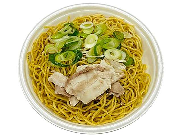 セブンイレブンの旨塩だれのねぎ塩豚カルビ焼そばを比較する。税込価格：540円、カロリー：794kcal、1円あたりカロリー：1.47kcal/円、たんぱく質：26g、1円あたりたんぱく質：0.05g/円、脂質：29.2g、炭水化物：109.1g、糖質：104.4g、食物繊維：4.7g、食塩相当量：5.9g。炒め感のついた香ばしい麺と塩だれの旨みが特長の豚肉と長ねぎを盛り付けた塩焼そばです。アレルギー：卵、小麦。