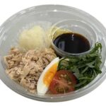 セブンイレブンのツナと大根おろしのパスタサラダを比較する。税込価格：387円、カロリー：351kcal、1円あたりカロリー：0.91kcal/円、たんぱく質：19.4g、1円あたりたんぱく質：0.05g/円、脂質：12.1g、炭水化物：42.9g、糖質：39.3g、食物繊維：3.6g、食塩相当量：3.3g。ツナと大根おろしにめんつゆをかけて、さっぱり食べる和風のパスタサラダです。アレルギー：卵、小麦。