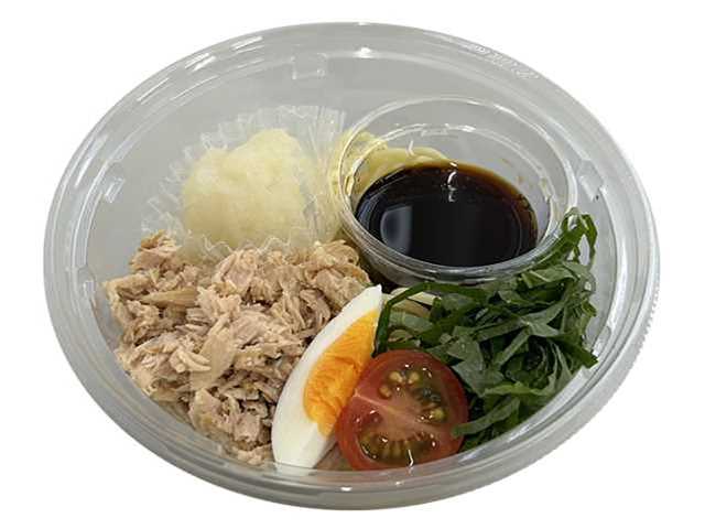 セブンイレブンのツナと大根おろしのパスタサラダを比較する。税込価格：387円、カロリー：351kcal、1円あたりカロリー：0.91kcal/円、たんぱく質：19.4g、1円あたりたんぱく質：0.05g/円、脂質：12.1g、炭水化物：42.9g、糖質：39.3g、食物繊維：3.6g、食塩相当量：3.3g。ツナと大根おろしにめんつゆをかけて、さっぱり食べる和風のパスタサラダです。アレルギー：卵、小麦。