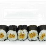セブンイレブンのひきわり納豆巻５巻を比較する。税込価格：430円、カロリー：403kcal、1円あたりカロリー：0.94kcal/円、たんぱく質：12.2g、1円あたりたんぱく質：0.03g/円、脂質：4.3g、炭水化物：81.7g、糖質：76.1g、食物繊維：5.6g、食塩相当量：3.3g。鰹だしが効いた醤油たれを使用した、旨味のあるひきわり納豆巻の詰合せです。アレルギー：小麦。