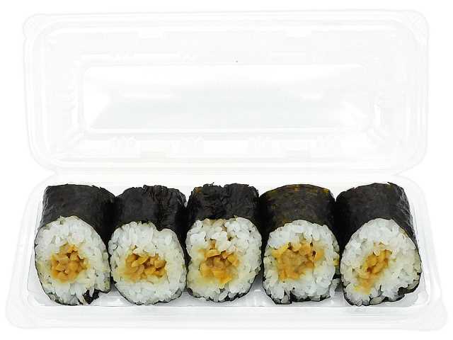 セブンイレブンのひきわり納豆巻５巻を比較する。税込価格：430円、カロリー：403kcal、1円あたりカロリー：0.94kcal/円、たんぱく質：12.2g、1円あたりたんぱく質：0.03g/円、脂質：4.3g、炭水化物：81.7g、糖質：76.1g、食物繊維：5.6g、食塩相当量：3.3g。鰹だしが効いた醤油たれを使用した、旨味のあるひきわり納豆巻の詰合せです。アレルギー：小麦。