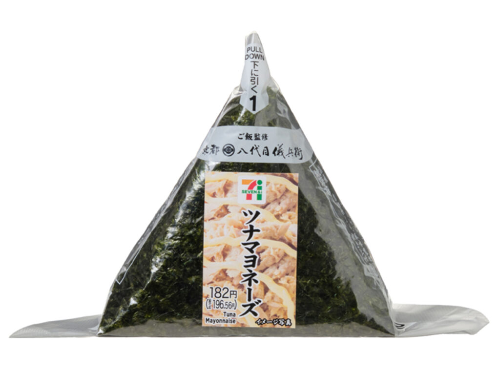 セブンイレブンの手巻おにぎり ツナマヨネーズを比較する。税込価格：197円、カロリー：258kcal、1円あたりカロリー：1.31kcal/円、たんぱく質：5.2g、1円あたりたんぱく質：0.03g/円、脂質：10.6g、炭水化物：36.5g、糖質：34.6g、食物繊維：1.9g、食塩相当量：1.2g。ツナをコク深いマヨネーズで和えて中具にした、パリッとした海苔を巻いて食べる手巻おにぎりです。アレルギー：卵、小麦。