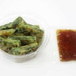 冷たいまま食べるもっちりチヂミ セブンイレブン 冷たいままでももっちり食感の生地と、にら、玉葱、人参を使用したニラチヂミです。酢醤油ベースにコチュジャン、胡麻油を効かせたタレ付きです。