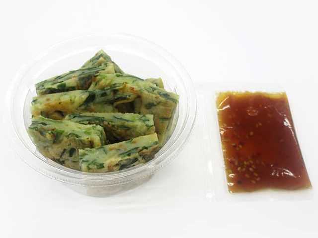 冷たいまま食べるもっちりチヂミ セブンイレブン 冷たいままでももっちり食感の生地と、にら、玉葱、人参を使用したニラチヂミです。酢醤油ベースにコチュジャン、胡麻油を効かせたタレ付きです。