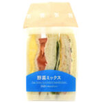 野菜ミックスサンド セブンイレブン ２種類のサラダ（ツナサラダ，胡瓜サラダ）とトマトやレタスなどの野菜，チーズ，ハムなど様々な具材を味わえるミックスサンドです。