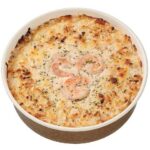 セブンイレブンのクリーミーソースの海老ドリアを比較する。税込価格：497円、カロリー：412kcal、1円あたりカロリー：0.83kcal/円、たんぱく質：13.7g、1円あたりたんぱく質：0.03g/円、脂質：11.5g、炭水化物：65.1g、糖質：61.9g、食物繊維：3.2g、食塩相当量：3.3g。海老の旨味を感じるホワイトソースに、海老とチーズを盛り付けて焼き上げたドリアです。アレルギー：卵、乳、小麦、えび。