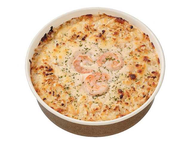 セブンイレブンのクリーミーソースの海老ドリアを比較する。税込価格：497円、カロリー：412kcal、1円あたりカロリー：0.83kcal/円、たんぱく質：13.7g、1円あたりたんぱく質：0.03g/円、脂質：11.5g、炭水化物：65.1g、糖質：61.9g、食物繊維：3.2g、食塩相当量：3.3g。海老の旨味を感じるホワイトソースに、海老とチーズを盛り付けて焼き上げたドリアです。アレルギー：卵、乳、小麦、えび。