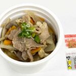 セブンイレブンのお肉のうま味ぶた汁 九州味噌を比較する。税込価格：365円、カロリー：147kcal、1円あたりカロリー：0.40kcal/円、たんぱく質：12.4g、1円あたりたんぱく質：0.03g/円、脂質：6.1g、炭水化物：12.1g、糖質：9.2g、食物繊維：2.9g、食塩相当量：3.5g。合わせ味噌に深みのある麦みそをプラスした具材感のあるぶた汁です。アレルギー：小麦。
