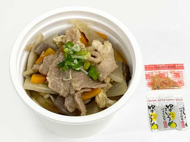 セブンイレブンのお肉のうま味ぶた汁 九州味噌を比較する。税込価格：365円、カロリー：147kcal、1円あたりカロリー：0.40kcal/円、たんぱく質：12.4g、1円あたりたんぱく質：0.03g/円、脂質：6.1g、炭水化物：12.1g、糖質：9.2g、食物繊維：2.9g、食塩相当量：3.5g。合わせ味噌に深みのある麦みそをプラスした具材感のあるぶた汁です。アレルギー：小麦。