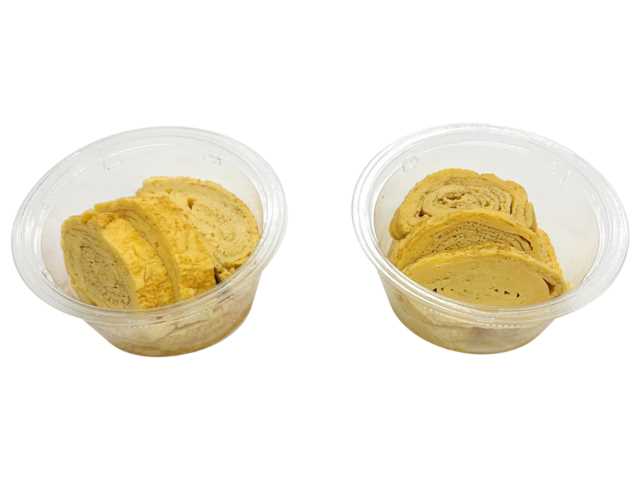 セブンイレブンのだし巻き玉子を比較する。税込価格：279円、カロリー：155kcal、1円あたりカロリー：0.56kcal/円、たんぱく質：10.2g、1円あたりたんぱく質：0.04g/円、脂質：10g、炭水化物：6g、糖質：5.9g、食物繊維：0.1g、食塩相当量：1.8g。かつお節，昆布，椎茸のお出汁と白だしを使用し、お出汁の風味と旨味が感じられるだし巻き玉子。アレルギー：卵、小麦。