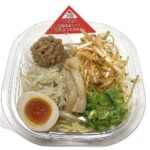 冷製辛ねぎ味噌まぜそば セブンイレブン ピリ辛な肉味噌と辛ねぎと中太の麺を、糀が効いた味噌だれでまぜて食べる商品。