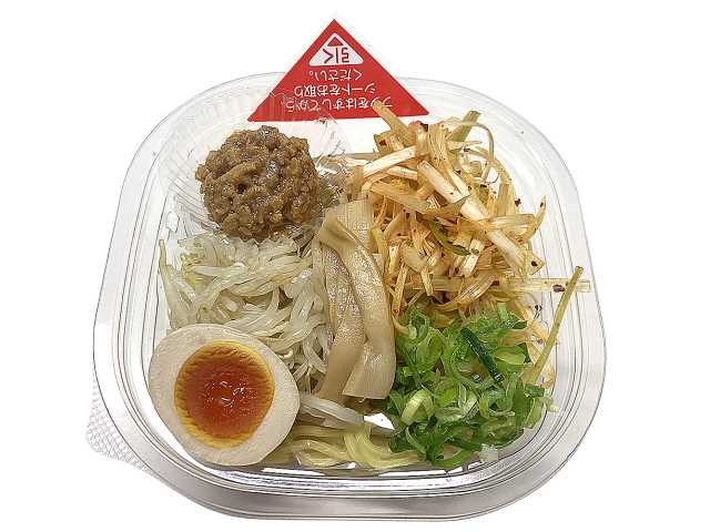 冷製辛ねぎ味噌まぜそば セブンイレブン ピリ辛な肉味噌と辛ねぎと中太の麺を、糀が効いた味噌だれでまぜて食べる商品。