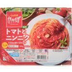 セブンイレブンのカプリチョーザ監修 トマトとニンニクを比較する。税込価格:354円、カロリー:481kcal、1円あたりカロリー:1.36kcal/円、たんぱく質:16.2g、1円あたりたんぱく質:0.05g/円、脂質:18.8g、炭水化物:63.9g、糖質:59.4g、食物繊維:4.5g、食塩相当量:2.8g。イタリア料理店の老舗カプリチョーザが監修した、トマトとチーズのコクが美味しい冷凍パスタです。アレルギー:卵、乳、小麦。