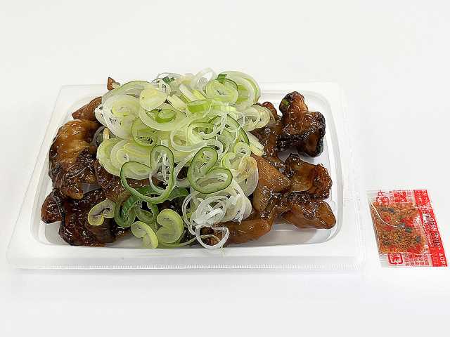 セブンイレブンのねぎ盛り 甘口醤油だれの焼もつを比較する。税込価格：421円、カロリー：285kcal、1円あたりカロリー：0.68kcal/円、たんぱく質：21.1g、1円あたりたんぱく質：0.05g/円、脂質：16.1g、炭水化物：14.5g、糖質：13.1g、食物繊維：1.4g、食塩相当量：2.5g。高温で表面を香ばしく焼き上げたもつを、地域で馴染みのある醤油だれで味付けしました。たっぷりのねぎを盛り付け、お酒のおつまみにオススメです。アレルギー：小麦。