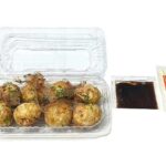 セブンイレブンのお出汁香るたこ焼き。税込価格：430円、カロリー：344kcal、たんぱく質：8.7g、脂質：15.7g、炭水化物：43.2g、糖質：40.8g、食物繊維：2.4g、食塩相当量：2.5g。お出汁が香るたこ焼きに別添のお好みソースとマヨネーズがついた商品。アレルギー：卵、小麦。