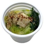 セブンイレブンの濃厚みそ仕立て 博多もつ鍋スープを比較する。税込価格：387円、カロリー：141kcal、1円あたりカロリー：0.36kcal/円、たんぱく質：9.2g、1円あたりたんぱく質：0.02g/円、脂質：6g、炭水化物：14.6g、糖質：10.7g、食物繊維：3.9g、食塩相当量：3.8g。味噌をメインにブレンドした甘さとコクのある味噌スープに、牛もつ、野菜を盛りつけました。アレルギー：乳。
