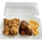 セブンイレブンのバラエティおかず３種盛りを比較する。税込価格：646円、カロリー：450kcal、1円あたりカロリー：0.70kcal/円、たんぱく質：26.8g、1円あたりたんぱく質：0.04g/円、脂質：27g、炭水化物：25.6g、糖質：24.4g、食物繊維：1.2g、食塩相当量：4.2g。鶏唐揚げ,肉団子,明太だし巻き玉子を組み合わせた惣菜の盛り合わせです。アレルギー：卵、乳、小麦。