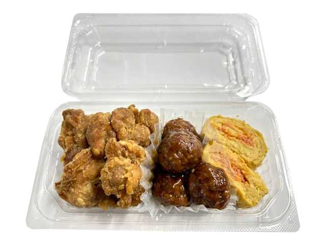 セブンイレブンのバラエティおかず３種盛りを比較する。税込価格：646円、カロリー：450kcal、1円あたりカロリー：0.70kcal/円、たんぱく質：26.8g、1円あたりたんぱく質：0.04g/円、脂質：27g、炭水化物：25.6g、糖質：24.4g、食物繊維：1.2g、食塩相当量：4.2g。鶏唐揚げ,肉団子,明太だし巻き玉子を組み合わせた惣菜の盛り合わせです。アレルギー：卵、乳、小麦。