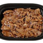 セブンイレブンの熟成だれの牛カルビ弁当を比較する。税込価格：646円、カロリー：726kcal、1円あたりカロリー：1.12kcal/円、たんぱく質：17.1g、1円あたりたんぱく質：0.03g/円、脂質：20g、炭水化物：119.9g、糖質：118.8g、食物繊維：1.1g、食塩相当量：1.8g。香ばしく焼き上げた牛肉を熟成だれで味付けした御飯が進むお弁当です。アレルギー：小麦。