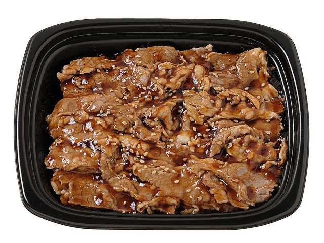 セブンイレブンの熟成だれの牛カルビ弁当を比較する。税込価格：646円、カロリー：726kcal、1円あたりカロリー：1.12kcal/円、たんぱく質：17.1g、1円あたりたんぱく質：0.03g/円、脂質：20g、炭水化物：119.9g、糖質：118.8g、食物繊維：1.1g、食塩相当量：1.8g。香ばしく焼き上げた牛肉を熟成だれで味付けした御飯が進むお弁当です。アレルギー：小麦。