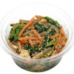 ほうれん草の胡麻和え セブンイレブン ほうれん草と人参やこんにゃく、油揚げを組み合わせた胡麻の風味豊かでかつお出汁の旨味を感じられる彩りの良い和え物です。
