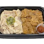 セブンイレブンの辛みそで食べる Ｗ豚焼肉弁当（麦飯）を比較する。税込価格：594円、カロリー：867kcal、1円あたりカロリー：1.46kcal/円、たんぱく質：18.8g、1円あたりたんぱく質：0.03g/円、脂質：40g、炭水化物：111.8g、糖質：104g、食物繊維：7.8g、食塩相当量：3.9g。塩だれの豚トロと甘辛く炒めた豚バラ肉を麦飯に盛りつけたお弁当です。辛みそを付けて食べることで味の変化が楽しめます。アレルギー：卵、小麦。