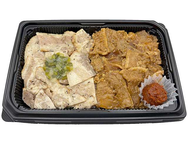 セブンイレブンの辛みそで食べる Ｗ豚焼肉弁当（麦飯）を比較する。税込価格：594円、カロリー：867kcal、1円あたりカロリー：1.46kcal/円、たんぱく質：18.8g、1円あたりたんぱく質：0.03g/円、脂質：40g、炭水化物：111.8g、糖質：104g、食物繊維：7.8g、食塩相当量：3.9g。塩だれの豚トロと甘辛く炒めた豚バラ肉を麦飯に盛りつけたお弁当です。辛みそを付けて食べることで味の変化が楽しめます。アレルギー：卵、小麦。