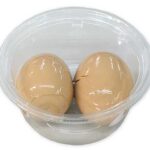 セブンイレブンの味付き煮玉子を比較する。税込価格：322円、カロリー：156kcal、1円あたりカロリー：0.48kcal/円、たんぱく質：12.7g、1円あたりたんぱく質：0.04g/円、脂質：11.4g、炭水化物：0.9g、糖質：0.5g、食物繊維：0.4g、食塩相当量：1.3g。卵黄がとろっと出てくる味付きの煮玉子が２個入った商品です。アレルギー：卵、小麦。