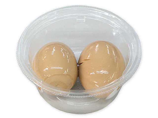 セブンイレブンの味付き煮玉子を比較する。税込価格：322円、カロリー：156kcal、1円あたりカロリー：0.48kcal/円、たんぱく質：12.7g、1円あたりたんぱく質：0.04g/円、脂質：11.4g、炭水化物：0.9g、糖質：0.5g、食物繊維：0.4g、食塩相当量：1.3g。卵黄がとろっと出てくる味付きの煮玉子が２個入った商品です。アレルギー：卵、小麦。