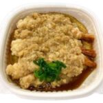 セブンイレブンのえび天玉子とじ丼を比較する。税込価格：754円、カロリー：565kcal、1円あたりカロリー：0.75kcal/円、たんぱく質：17.8g、1円あたりたんぱく質：0.02g/円、脂質：15.8g、炭水化物：90.2g、糖質：85.8g、食物繊維：4.4g、食塩相当量：4g。だしをたっぷり含んだ海老天を玉子でとじた、海老天とじ丼です。アレルギー：卵、小麦、えび。