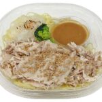 セブンイレブンの豚しゃぶと胡麻ぽん酢の和風おろし冷製パスタを比較する。税込価格：646円、カロリー：609kcal、1円あたりカロリー：0.94kcal/円、たんぱく質：28.4g、1円あたりたんぱく質：0.04g/円、脂質：20.5g、炭水化物：80.3g、糖質：75.1g、食物繊維：5.2g、食塩相当量：7.2g。爽やかな酸味の胡麻ぽん酢と大根おろしでさっぱりと食べられる冷製パスタです。しっとり柔らかく仕上げた豚しゃぶを組み合わせた食べ応えあります。アレルギー：卵、乳、小麦。
