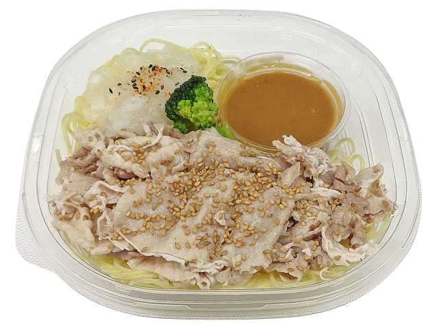 セブンイレブンの豚しゃぶと胡麻ぽん酢の和風おろし冷製パスタを比較する。税込価格：646円、カロリー：609kcal、1円あたりカロリー：0.94kcal/円、たんぱく質：28.4g、1円あたりたんぱく質：0.04g/円、脂質：20.5g、炭水化物：80.3g、糖質：75.1g、食物繊維：5.2g、食塩相当量：7.2g。爽やかな酸味の胡麻ぽん酢と大根おろしでさっぱりと食べられる冷製パスタです。しっとり柔らかく仕上げた豚しゃぶを組み合わせた食べ応えあります。アレルギー：卵、乳、小麦。
