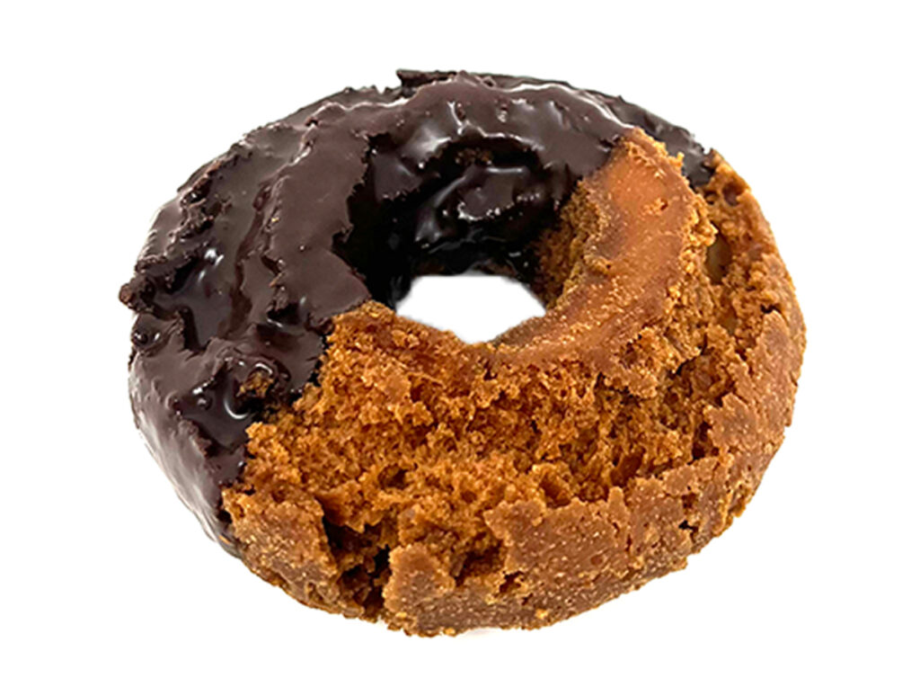 セブンイレブンのチョコオールド ファッションを比較する。税込価格：149円、カロリー：424kcal、1円あたりカロリー：2.84kcal/円、たんぱく質：3.4g、1円あたりたんぱく質：0.02g/円、脂質：30.6g、炭水化物：34.3g、糖質：33g、食物繊維：1.3g、食塩相当量：0.4g。口どけの良い生地にチョコレートを半掛けしたドーナツです。アレルギー：卵、乳、小麦。
