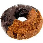 セブンイレブンのチョコオールド ファッションを比較する。税込価格：149円、カロリー：424kcal、1円あたりカロリー：2.84kcal/円、たんぱく質：3.4g、1円あたりたんぱく質：0.02g/円、脂質：30.6g、炭水化物：34.3g、糖質：33g、食物繊維：1.3g、食塩相当量：0.4g。口どけの良い生地にチョコレートを半掛けしたドーナツです。アレルギー：卵、乳、小麦。