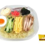 セブンイレブンのツルッとのど越し 冷し中華マヨネーズ盛りを比較する。税込価格：594円、カロリー：652kcal、1円あたりカロリー：1.10kcal/円、たんぱく質：18.9g、1円あたりたんぱく質：0.03g/円、脂質：27.7g、炭水化物：84.4g、糖質：79.1g、食物繊維：5.3g、食塩相当量：5.5g。6種類の具材(チャーシュー,錦糸玉子,きゅうり,わかめ,茹で玉子,紅生姜)を彩りよくトッピングした冷し中華です｡。アレルギー：卵、乳、小麦。