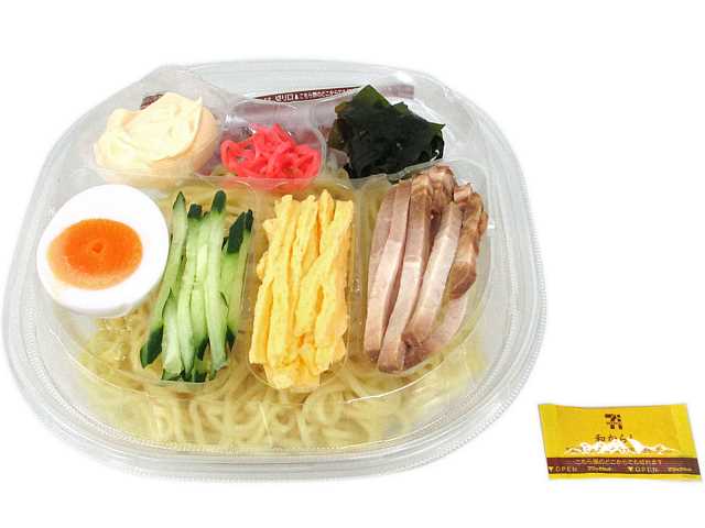 セブンイレブンのツルッとのど越し 冷し中華マヨネーズ盛りを比較する。税込価格：594円、カロリー：652kcal、1円あたりカロリー：1.10kcal/円、たんぱく質：18.9g、1円あたりたんぱく質：0.03g/円、脂質：27.7g、炭水化物：84.4g、糖質：79.1g、食物繊維：5.3g、食塩相当量：5.5g。6種類の具材(チャーシュー,錦糸玉子,きゅうり,わかめ,茹で玉子,紅生姜)を彩りよくトッピングした冷し中華です｡。アレルギー：卵、乳、小麦。