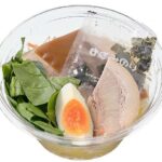 セブンイレブンの横浜家系ラーメンサラダを比較する。税込価格：430円、カロリー：386kcal、1円あたりカロリー：0.90kcal/円、たんぱく質：15.1g、1円あたりたんぱく質：0.04g/円、脂質：13.4g、炭水化物：53.6g、糖質：49.1g、食物繊維：4.5g、食塩相当量：3.1g。チャーシュー、海苔、ほうれん草、玉子をトッピングした家系ラーメンサラダです。豚骨醤油ドレッシングをかけてお召し上がりください。アレルギー：卵、乳、小麦。