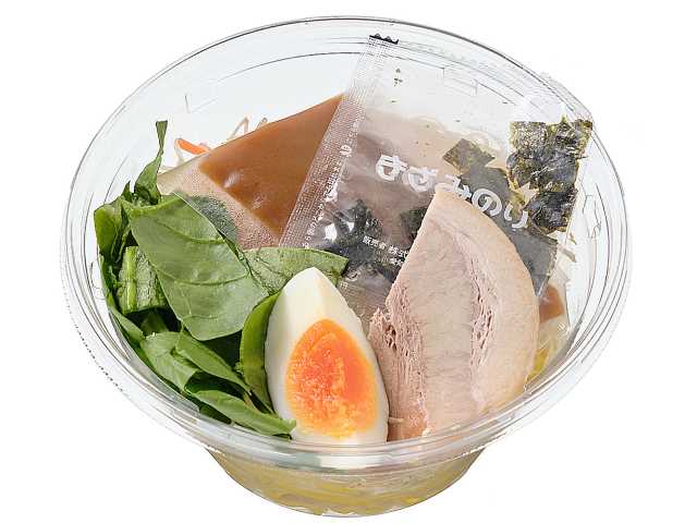 セブンイレブンの横浜家系ラーメンサラダを比較する。税込価格：430円、カロリー：386kcal、1円あたりカロリー：0.90kcal/円、たんぱく質：15.1g、1円あたりたんぱく質：0.04g/円、脂質：13.4g、炭水化物：53.6g、糖質：49.1g、食物繊維：4.5g、食塩相当量：3.1g。チャーシュー、海苔、ほうれん草、玉子をトッピングした家系ラーメンサラダです。豚骨醤油ドレッシングをかけてお召し上がりください。アレルギー：卵、乳、小麦。