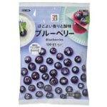セブンイレブンの７プレミアム ブルーベリーを比較する。税込価格：268円、カロリー：81kcal、1円あたりカロリー：0.30kcal/円、たんぱく質：0.8g、1円あたりたんぱく質：0.01未満g/円、脂質：0.1g、炭水化物：21.5g、糖質：18.9g、食物繊維：2.6g、食塩相当量：0g。甘味と酸味のバランスが良い大粒サイズの冷凍ブルーベリーです。保存に便利なチャック付き包材入りです。アレルギー：なし。