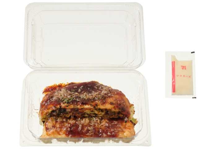 セブンイレブンの屋台風お好み焼きを比較する。税込価格：430円、カロリー：378kcal、1円あたりカロリー：0.88kcal/円、たんぱく質：12.4g、1円あたりたんぱく質：0.03g/円、脂質：23g、炭水化物：32.7g、糖質：28.1g、食物繊維：4.6g、食塩相当量：3.4g。ふっくらとした食感に仕上げたお好み焼きです。アレルギー：卵、乳、小麦。