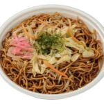 セブンイレブンの定番の味 ジューシーソース焼そばを比較する。税込価格：464円、カロリー：719kcal、1円あたりカロリー：1.55kcal/円、たんぱく質：19.4g、1円あたりたんぱく質：0.04g/円、脂質：25.7g、炭水化物：105.5g、糖質：99.6g、食物繊維：5.9g、食塩相当量：7.4g。風味豊かなウスターソースを使用し、旨みとコクを感じられる昔ながらの味わいに仕上げたソース焼そばです。アレルギー：卵、小麦。
