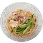 セブンイレブンの海老とかねふく明太のスパゲティサラダを比較する。税込価格：279円、カロリー：265kcal、1円あたりカロリー：0.95kcal/円、たんぱく質：8.1g、1円あたりたんぱく質：0.03g/円、脂質：17.1g、炭水化物：20.4g、糖質：19.1g、食物繊維：1.3g、食塩相当量：2g。マヨネーズ、かねふく明太を使ったソースとスパゲティを和えたスパゲティサラダです。海老、きゅうりを盛りつけ彩り良く仕立てています。アレルギー：卵、小麦、えび。