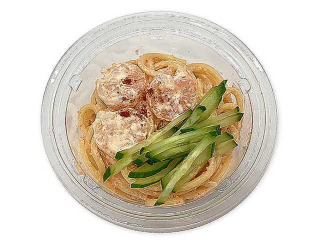 セブンイレブンの海老とかねふく明太のスパゲティサラダを比較する。税込価格：279円、カロリー：265kcal、1円あたりカロリー：0.95kcal/円、たんぱく質：8.1g、1円あたりたんぱく質：0.03g/円、脂質：17.1g、炭水化物：20.4g、糖質：19.1g、食物繊維：1.3g、食塩相当量：2g。マヨネーズ、かねふく明太を使ったソースとスパゲティを和えたスパゲティサラダです。海老、きゅうりを盛りつけ彩り良く仕立てています。アレルギー：卵、小麦、えび。