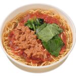 セブンイレブンのツナとほうれん草のトマトソースパスタを比較する。税込価格：464円、カロリー：489kcal、1円あたりカロリー：1.05kcal/円、たんぱく質：24.1g、1円あたりたんぱく質：0.05g/円、脂質：13.4g、炭水化物：71.5g、糖質：64.6g、食物繊維：6.9g、食塩相当量：5g。ツナとほうれん草を盛り付けたトマトソースパスタです。アレルギー：乳、小麦。