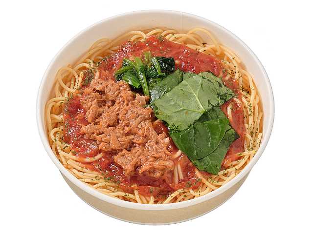 セブンイレブンのツナとほうれん草のトマトソースパスタを比較する。税込価格：464円、カロリー：489kcal、1円あたりカロリー：1.05kcal/円、たんぱく質：24.1g、1円あたりたんぱく質：0.05g/円、脂質：13.4g、炭水化物：71.5g、糖質：64.6g、食物繊維：6.9g、食塩相当量：5g。ツナとほうれん草を盛り付けたトマトソースパスタです。アレルギー：乳、小麦。