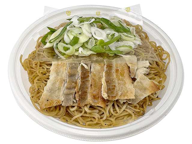 セブンイレブンの旨塩だれのねぎ塩豚カルビ焼そばを比較する。税込価格：540円、カロリー：743kcal、1円あたりカロリー：1.38kcal/円、たんぱく質：25.9g、1円あたりたんぱく質：0.05g/円、脂質：31g、炭水化物：93.1g、糖質：87.2g、食物繊維：5.9g、食塩相当量：4.9g。豚肉と長ねぎを盛り付けた塩焼そばです。香ばしく焼いた豚肉，塩だれの旨みが特長です。アレルギー：卵、小麦。