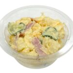 セブンイレブンの玉子のポテマカサラダを比較する。税込価格：235円、カロリー：276kcal、1円あたりカロリー：1.17kcal/円、たんぱく質：6.9g、1円あたりたんぱく質：0.03g/円、脂質：20.1g、炭水化物：17.9g、糖質：16g、食物繊維：1.9g、食塩相当量：1.2g。ポテトサラダとマカロニサラダを合わせたポテマカサラダです。アレルギー：卵、乳、小麦。